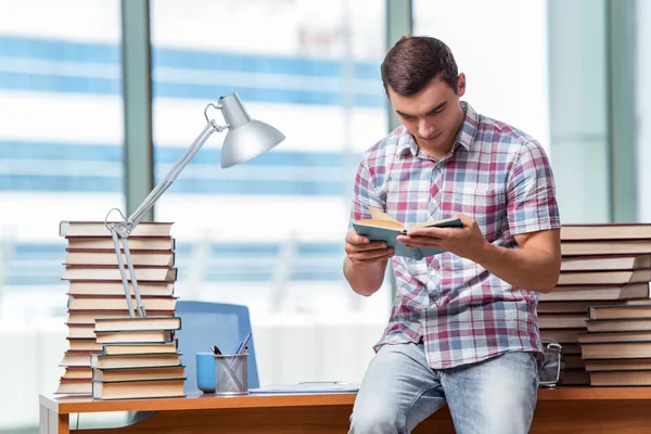 Jovem estudante se preparando para exames universitários — Fotografia de Stock