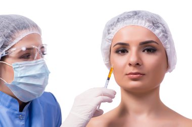 Genç kadın üzerinde beyaz izole Botox enjeksiyon için hazırlanıyor
