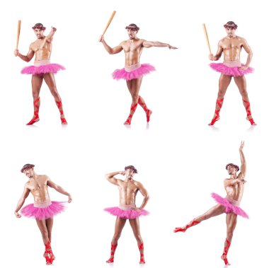 Beyaz bale eteği giyen adam izole edilmiş.