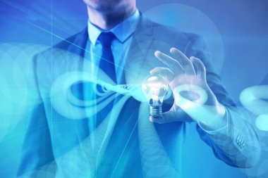 Ampul fikir kavram ile genç işadamı