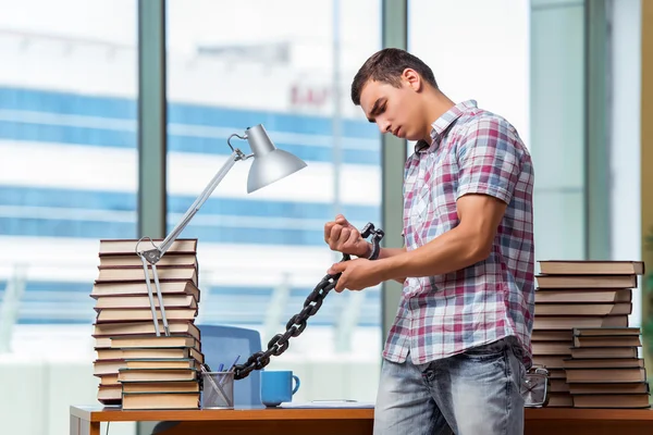 Jovem se preparando para os exames de graduação na faculdade — Fotografia de Stock