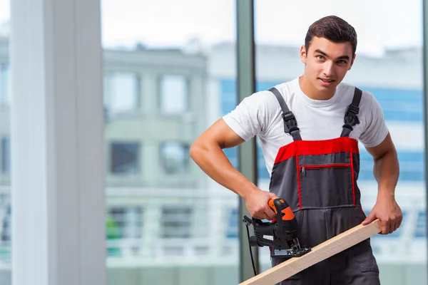 Joven carpintero trabajando en obra — Foto de Stock