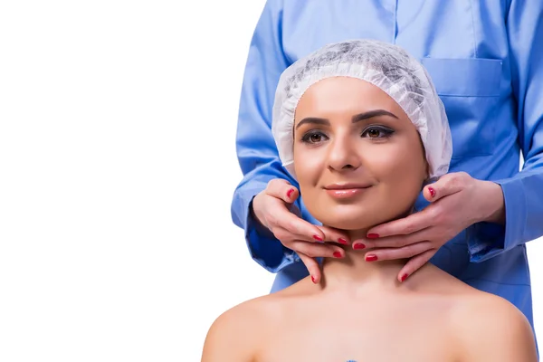 Bella giovane donna durante la sessione di massaggio facciale — Foto Stock