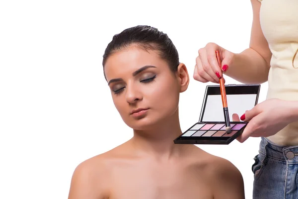 Krásná žena během make-up kosmetika — Stock fotografie