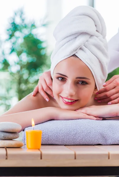 Mujer joven en concepto de spa — Foto de Stock