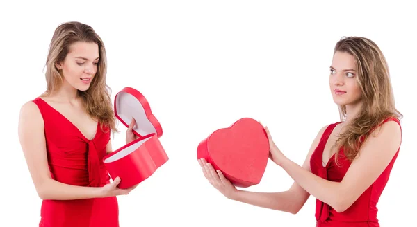 Hübsches Mädchen hält Geschenkbox isoliert auf weiß — Stockfoto