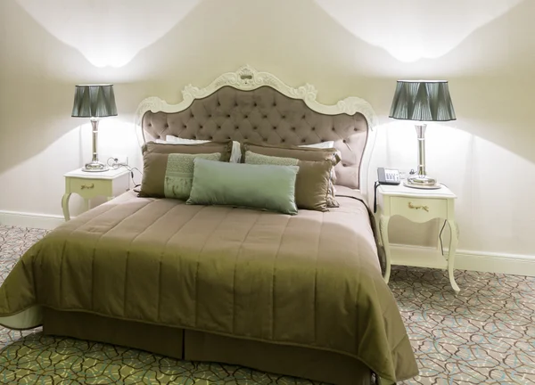 Modern hotel room with big bed — Stock Photo, Image