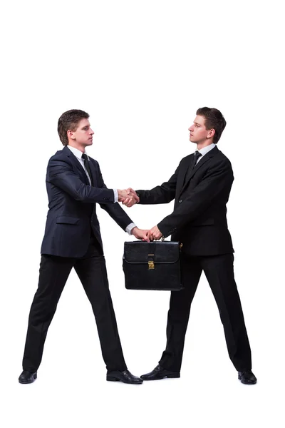 Dois irmãos gêmeos handshaking isolado no branco — Fotografia de Stock