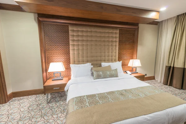 大きなベッドとモダンなホテルの部屋 — ストック写真