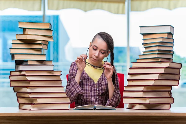 Jovem estudante se preparando para exames — Fotografia de Stock