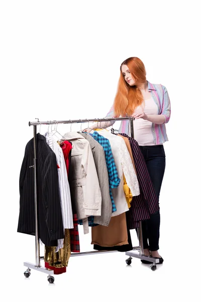 Kobieta, wybierając ubrania w sklepie na białym tle — Zdjęcie stockowe