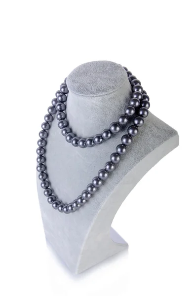 Collar de perlas aislado en el fondo blanco — Foto de Stock