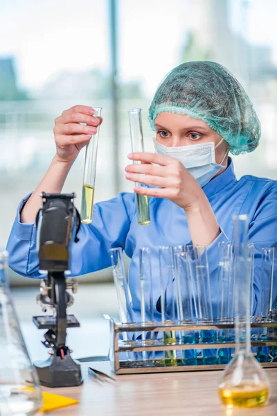 Assistente di laboratorio esperto che lavora su soluzioni chimiche — Foto Stock