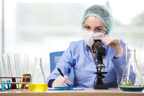 Assistente di laboratorio esperto che lavora su soluzioni chimiche — Foto Stock