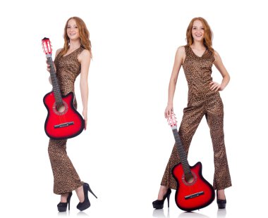 Beyaz tenli gitar çalan genç bir kadın.