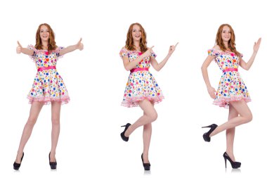 Benekli elbiseli genç kadın beyazda izole edilmiş.