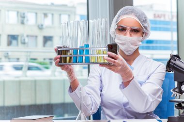 Genç öğrenci laboratuarında kimyasal çözümleri ile çalışma