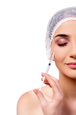 Genç kadın plastik cerrahi üzerine beyaz izole için hazırlanıyor