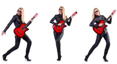 Beyaz tenli gitar çalan genç bir kadın.