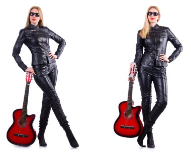Beyaz tenli gitar çalan genç bir kadın.