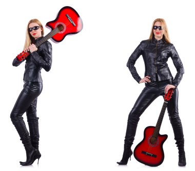Beyaz tenli gitar çalan genç bir kadın.