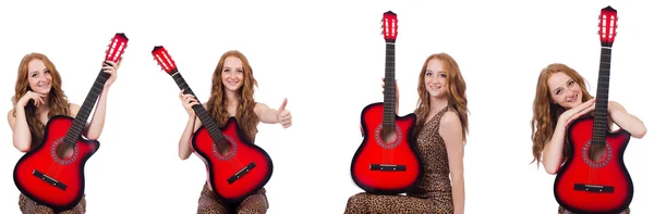 Jonge vrouw met gitaar geïsoleerd op wit — Stockfoto