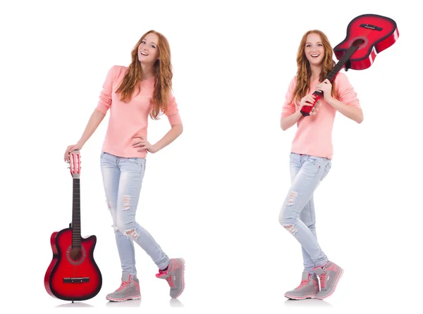 Jonge vrouw spelen gitaar geïsoleerd op wit — Stockfoto