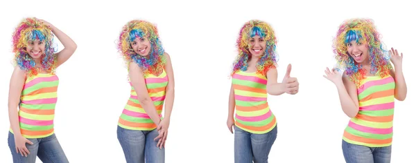 Donna con parrucca colorata isolata su bianco — Foto Stock