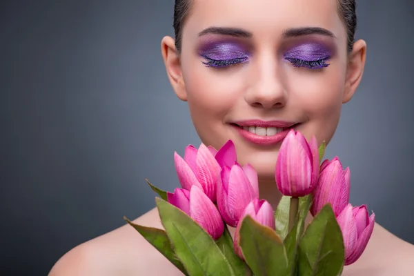 チューリップの花と美容コンセプトの若い女性 — ストック写真