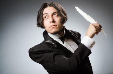 Kalemi klasik konseptte olan komik yazar.