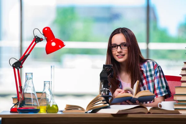 Kémia vizsgákra készülő női hallgató — Stock Fotó