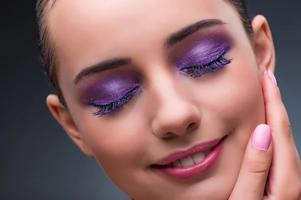 Jovem mulher no conceito de beleza com maquiagem agradável — Fotografia de Stock