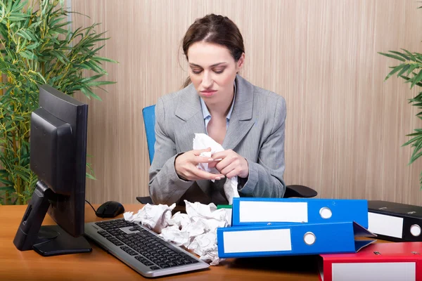 Umtriebige Geschäftsfrau im Büro unter Stress — Stockfoto