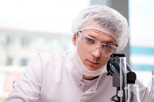 Hombre trabajando en el laboratorio químico en el proyecto de ciencia — Foto de Stock