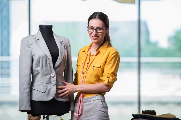 Sarto donna che lavora su nuovi vestiti — Foto Stock