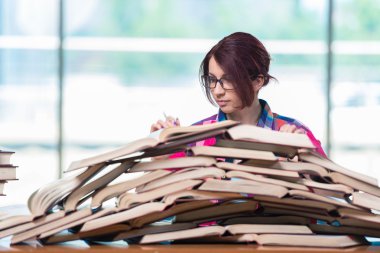 Sınavlara hazırlanan genç kız öğrenci.