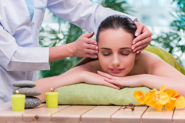 Jonge vrouw tijdens massage sessie — Stockfoto