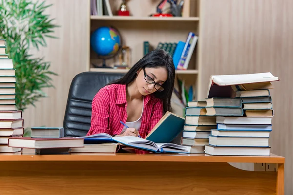 Giovane studentessa che si prepara per gli esami di scuola superiore — Foto Stock