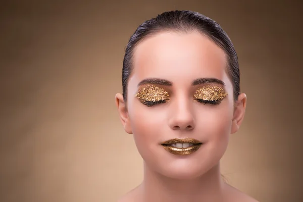 Mladá žena s elegantní make-up — Stock fotografie