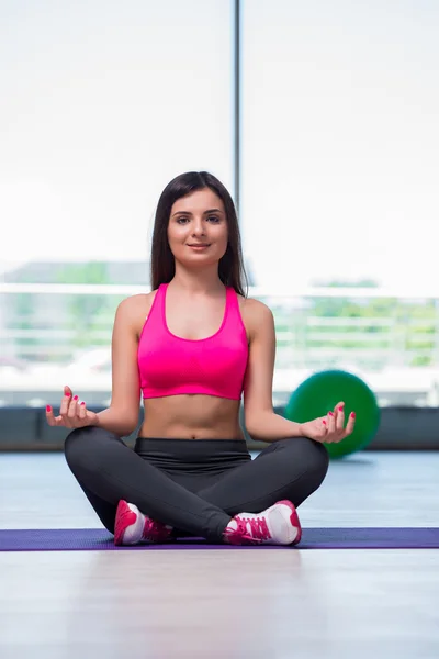 Fiatal nő meditál, tornaterem egészségvédelmi koncepció — Stock Fotó