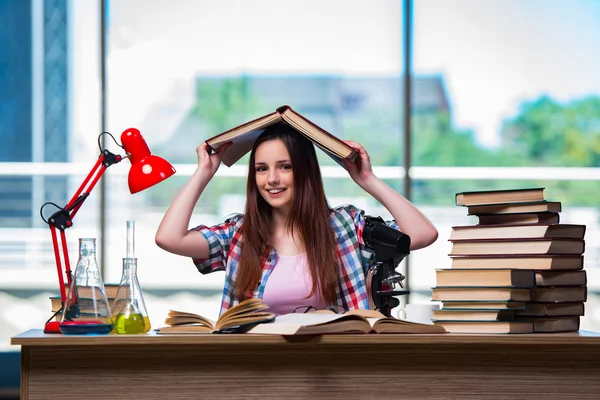 Vrouwelijke student voorbereiding voor scheikunde examens — Stockfoto