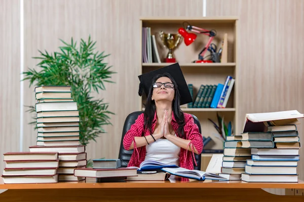 Ung kvinnlig student förbereder sig för collegeprov — Stockfoto