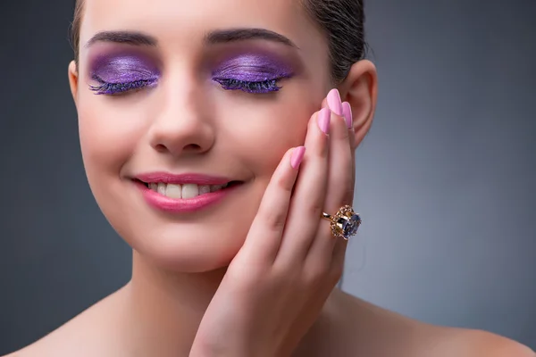 Hermosa mujer con joyas en concepto de moda —  Fotos de Stock