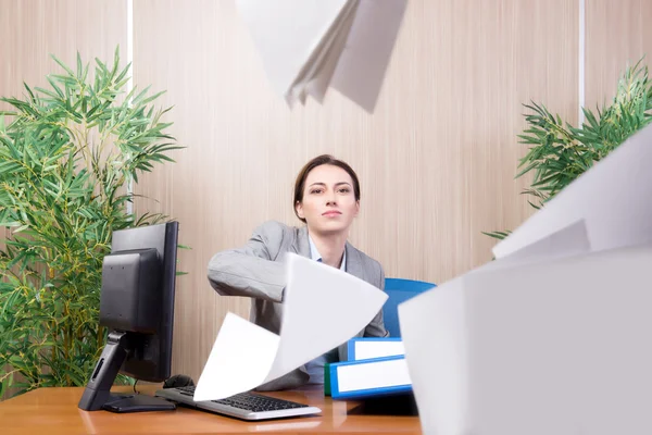 Femme sous stress jetant des papiers dans le bureau — Photo