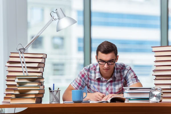 Jovem estudante se preparando para exames universitários — Fotografia de Stock