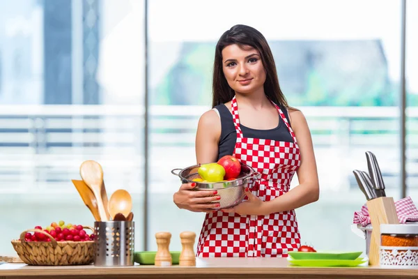 Jonge koken met fruit in de keuken — Stockfoto