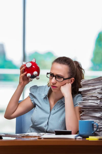 Jeune femme d'affaires avec tirelire dans le bureau — Photo