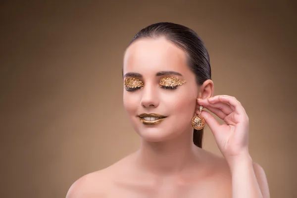 Mulher elegante com jóias no conceito de moda — Fotografia de Stock