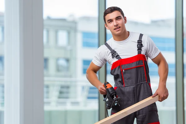 Young carpenter working at construction site — Stock Photo, Image