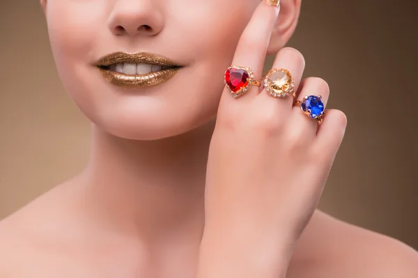 Mujer elegante con joyas en concepto de moda — Foto de Stock